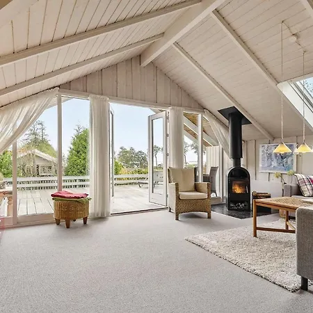 Three-bedroom Holiday In Bjert *