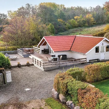 Hébergement de vacances Three-bedroom Holiday In Bjert *